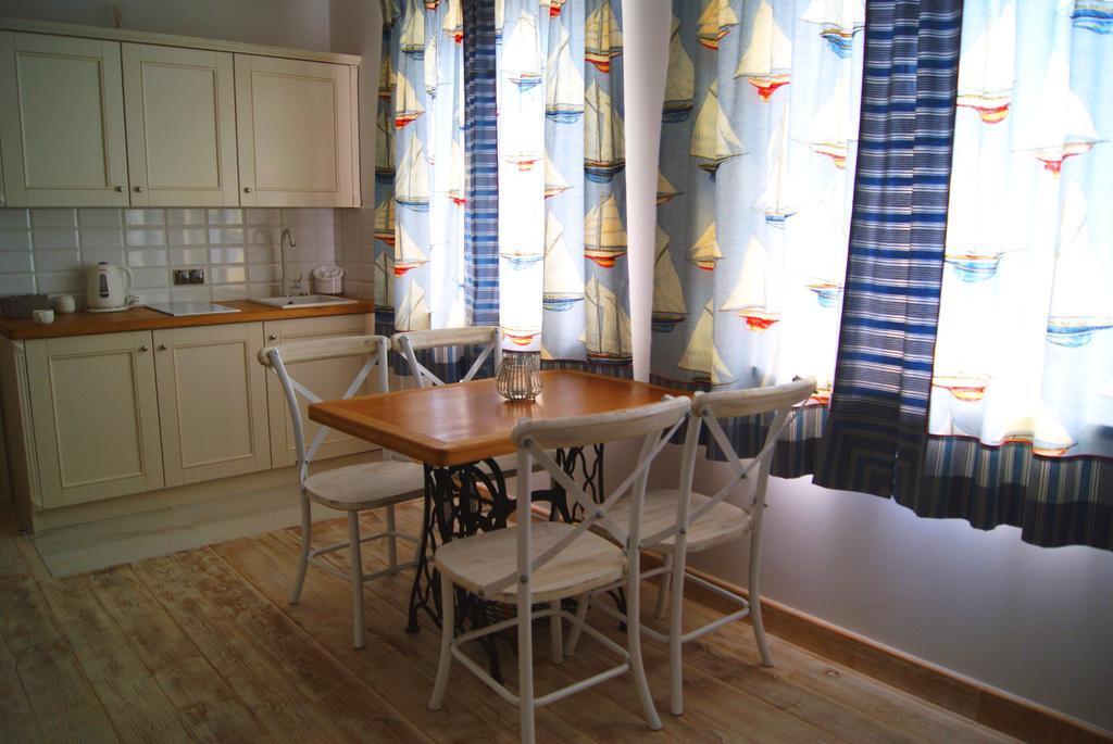 I Apartment *